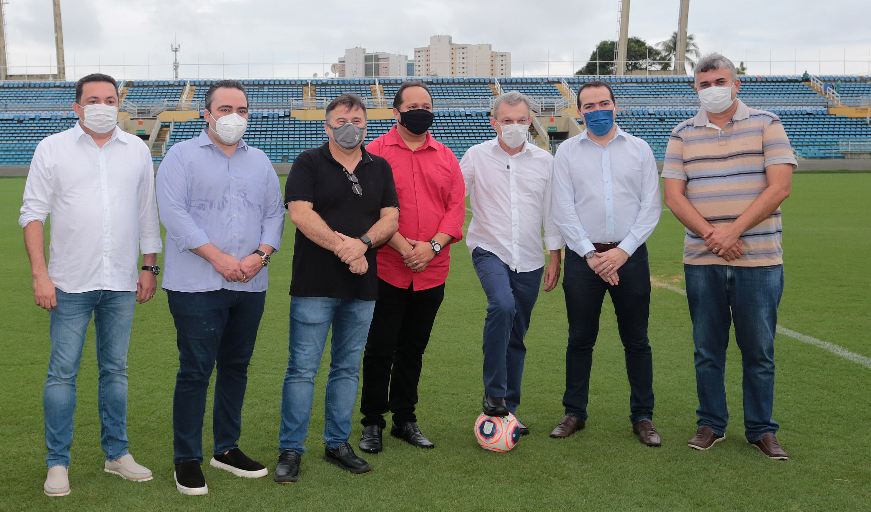 grupo de pessoas posa para a foto no gramado do PV